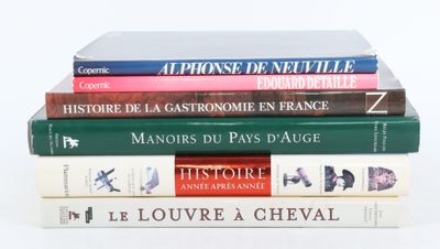 plusieurs livres empilés sur une surface blanche