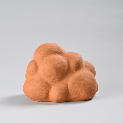 une sculpture en argile représentant un nuage sur une surface blanche
