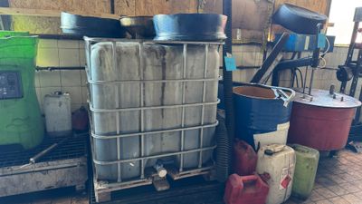 Cuve (avec huile à moteur ?) + fontaine de nettoyage TECHNOL…