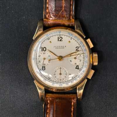 gros plan d'une montre-bracelet avec un bracelet en cuir marron