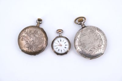 trois types de montres de poche sur une surface blanche