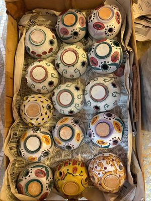 une boîte contenant différents types de vases