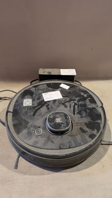un robot posé sur une table à côté d'une télécommande