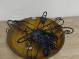 un bol en verre orné de fleurs, posé sur une table en bois