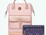 un sac à dos rose et un portefeuille posés l'un à côté de l'autre sur un fond blanc