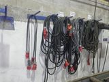 de nombreux tuyaux accrochés au mur du garage