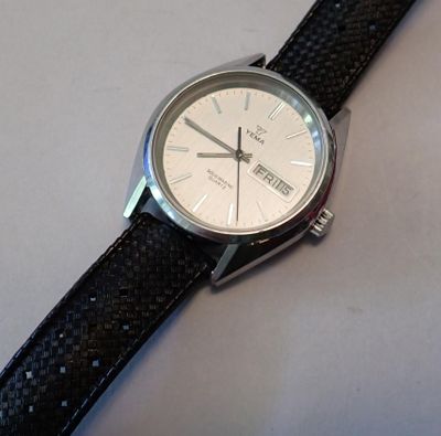 une montre posée sur une table