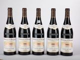 six bouteilles de vin sont alignées sur une table