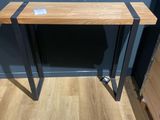une photo d'une table en bois avec des pieds en métal