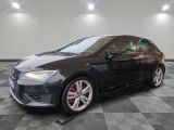 Une Volkswagen Golf GTS dans un showroom au sol à damier