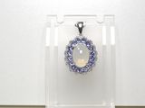un pendentif en oplite et diamant exposé dans une vitrine transparente