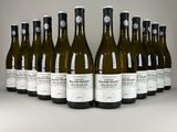 des bouteilles de vin sont alignées sur une table