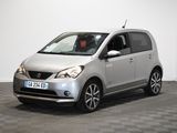 la petite voiture argentée est garée sur un sol en damier