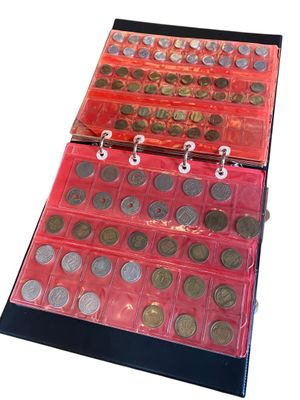 une photo d'une vitrine contenant des pièces de monnaie