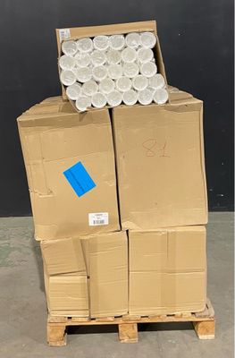 des cartons de papier toilette empilés les uns sur les autres sur une palette
