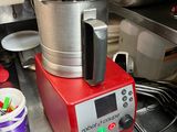 un mixeur rouge posé sur un plan de travail de cuisine