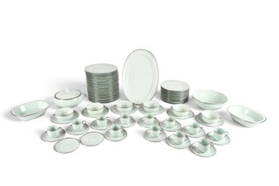 beaucoup d'assiettes et de bols posés sur une table