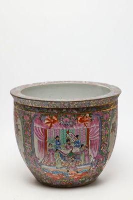 un vase avec un tableau posé sur une table