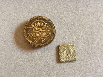 une petite pièce d'or à côté d'une pièce d'or encore plus petite