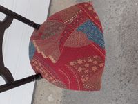 Petite chaise en bois noirci, le dossier à décor d’un nœud e… (photo 6)