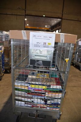 un chariot rempli de livres dans un entrepôt