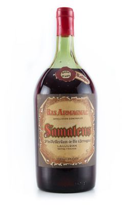 l'image d'une bouteille de vin posée sur une surface blanche