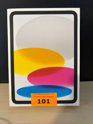 Un iPad 11 d'Apple est posé sur une table, avec une étiquette de prix dessus
