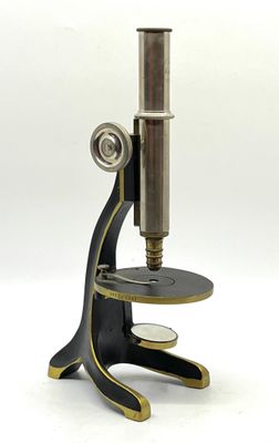 Microscope en bronze et métal chromé.