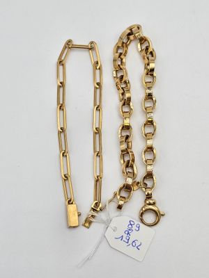 deux bracelets à chaîne en or et un bracelet à chaîne en or