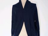 une photo d'un mannequin portant un gilet bleu