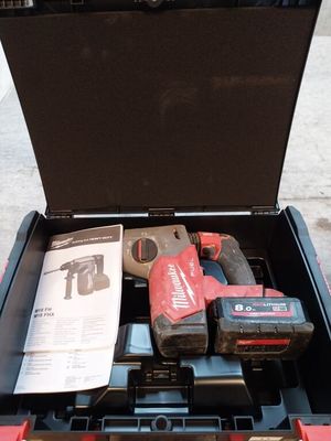 une boîte à outils contenant des outils, posée sur le sol