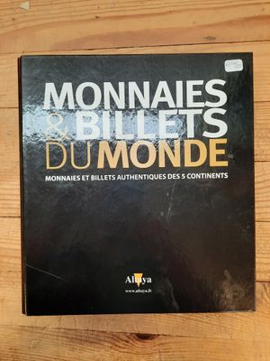 un livre posé sur une table en bois, avec une couverture noire
