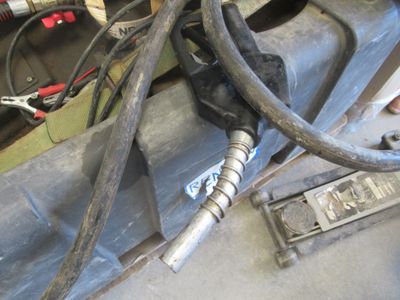 un faisceau de câbles reliés à une voiture