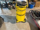 un seau jaune sur lequel est accrochée une pancarte, dans un garage