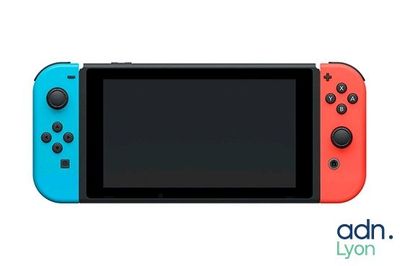 Nintendo Switch Lite avec des manettes bleues et rouges et un écran noir