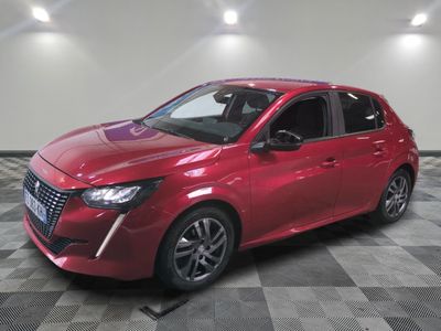 la voiture rouge est garée dans le garage sur un sol en damier