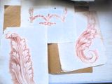 plusieurs feuilles de papier ornées d'un motif, posées sur une table
