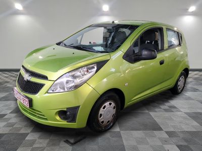 La petite voiture verte est garée dans la pièce au sol à carreaux.