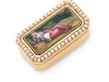 boîte plaquée or ornée d'une peinture représentant une femme allongée par terre