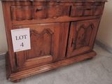 une armoire en bois contenant de nombreux objets