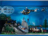 un coffret Playmobil comprenant un hélicoptère et une voiture dans une boîte