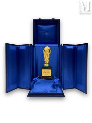 Coupe du Monde 1990. Exceptionnelle réplique miniature en or…