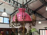 une lampe rose suspendue au plafond dans une pièce