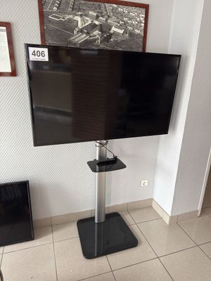 un téléviseur à écran plat posé sur un support dans une pièce