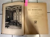 un livre ouvert dans lequel figure la photo d'un salon