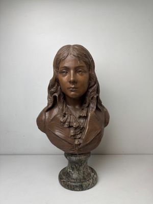 buste en bronze représentant une femme aux cheveux longs portant un collier