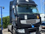un camion noir garé dans un parking