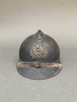 un casque argenté orné d'une feuille d'érable sur le dessus