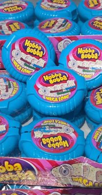 une boîte de bonbons qui contient tout un tas de biscuits