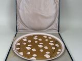 une pizza dans une boîte, avec un couteau à côté